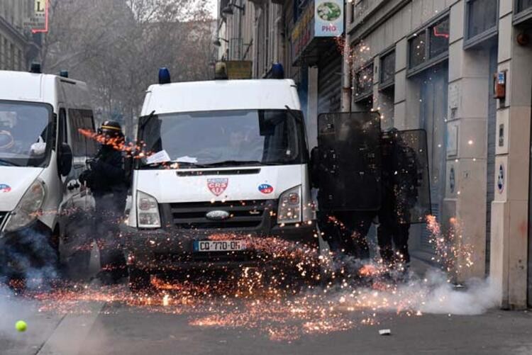 Fransa'da hayat durdu! Her yer yangın yerine döndü...