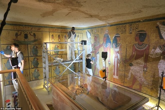 Tutankhamun'un, mumyalanmış yüzü ve ayakları ilk kez görüntülendi