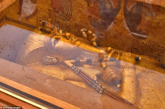 Tutankhamun'un, mumyalanmış yüzü ve ayakları ilk kez görüntülendi