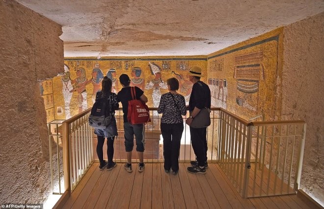 Tutankhamun'un, mumyalanmış yüzü ve ayakları ilk kez görüntülendi