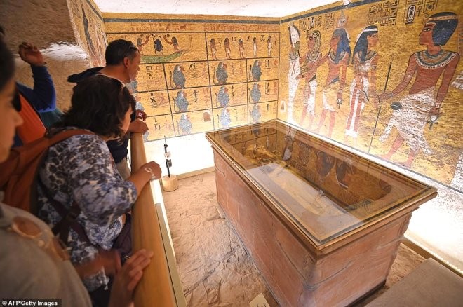 Tutankhamun'un, mumyalanmış yüzü ve ayakları ilk kez görüntülendi