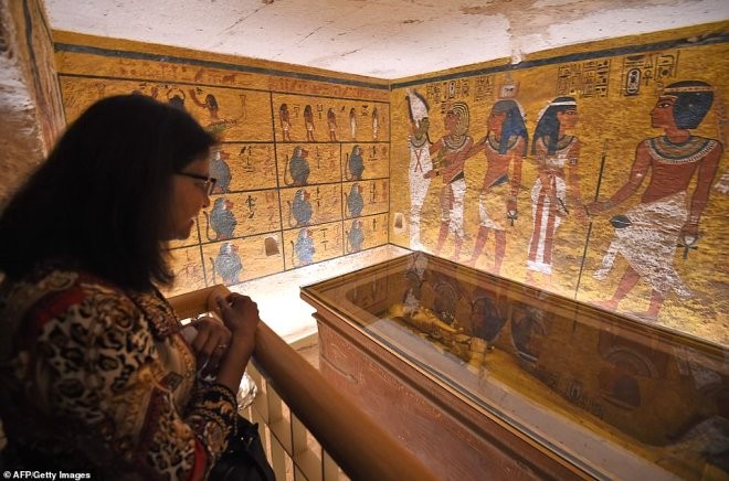 Tutankhamun'un, mumyalanmış yüzü ve ayakları ilk kez görüntülendi