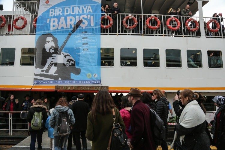 Barış Manço'ya vefa! Sevenleri akın etti...