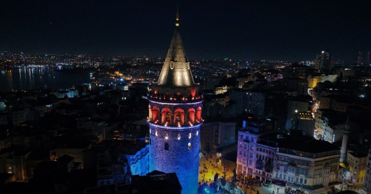 İstanbul'un simgeleri mavi-turuncuya büründü