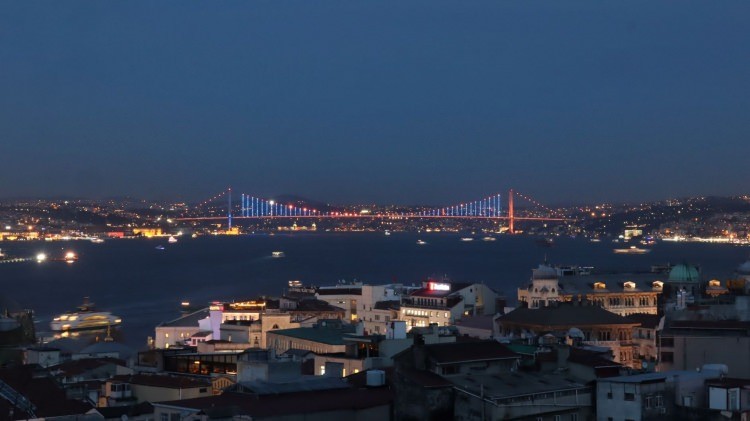 İstanbul'un simgeleri mavi-turuncuya büründü