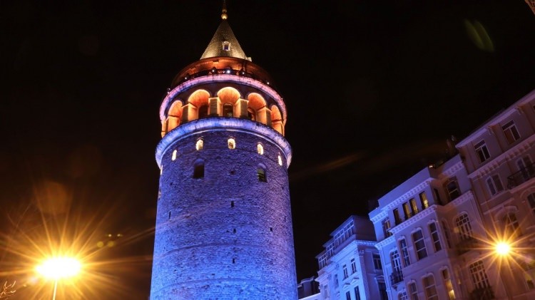 İstanbul'un simgeleri mavi-turuncuya büründü