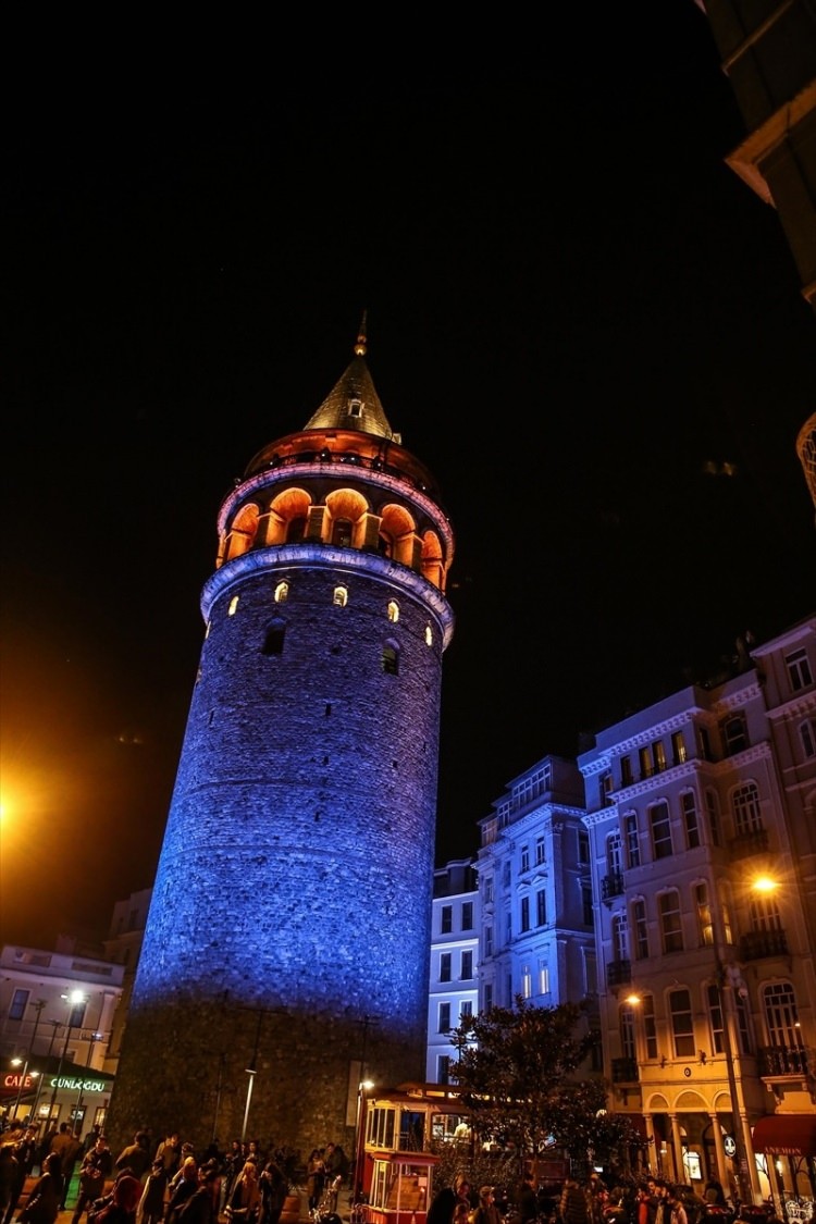 İstanbul'un simgeleri mavi-turuncuya büründü