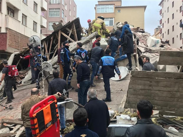 Kartal'daki çöken binadan ilk görüntüler...