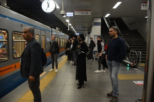 Amerikalı şarkıcı Della Miles İstanbul metrosunda 