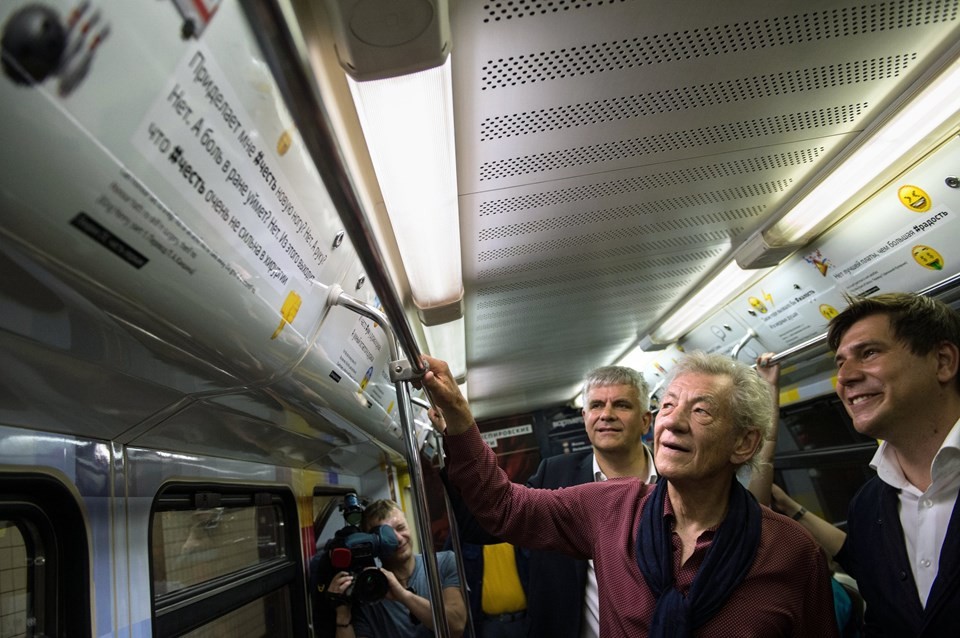 Amerikalı şarkıcı Della Miles İstanbul metrosunda 