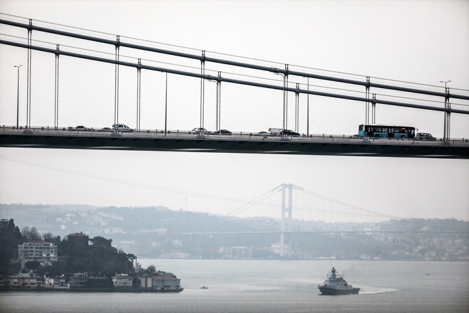 Türk savaş gemileri İstanbul Boğazı'ndan geçti