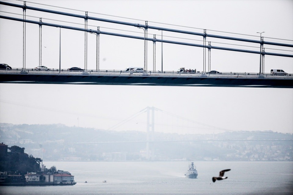 Türk savaş gemileri İstanbul Boğazı'ndan geçti