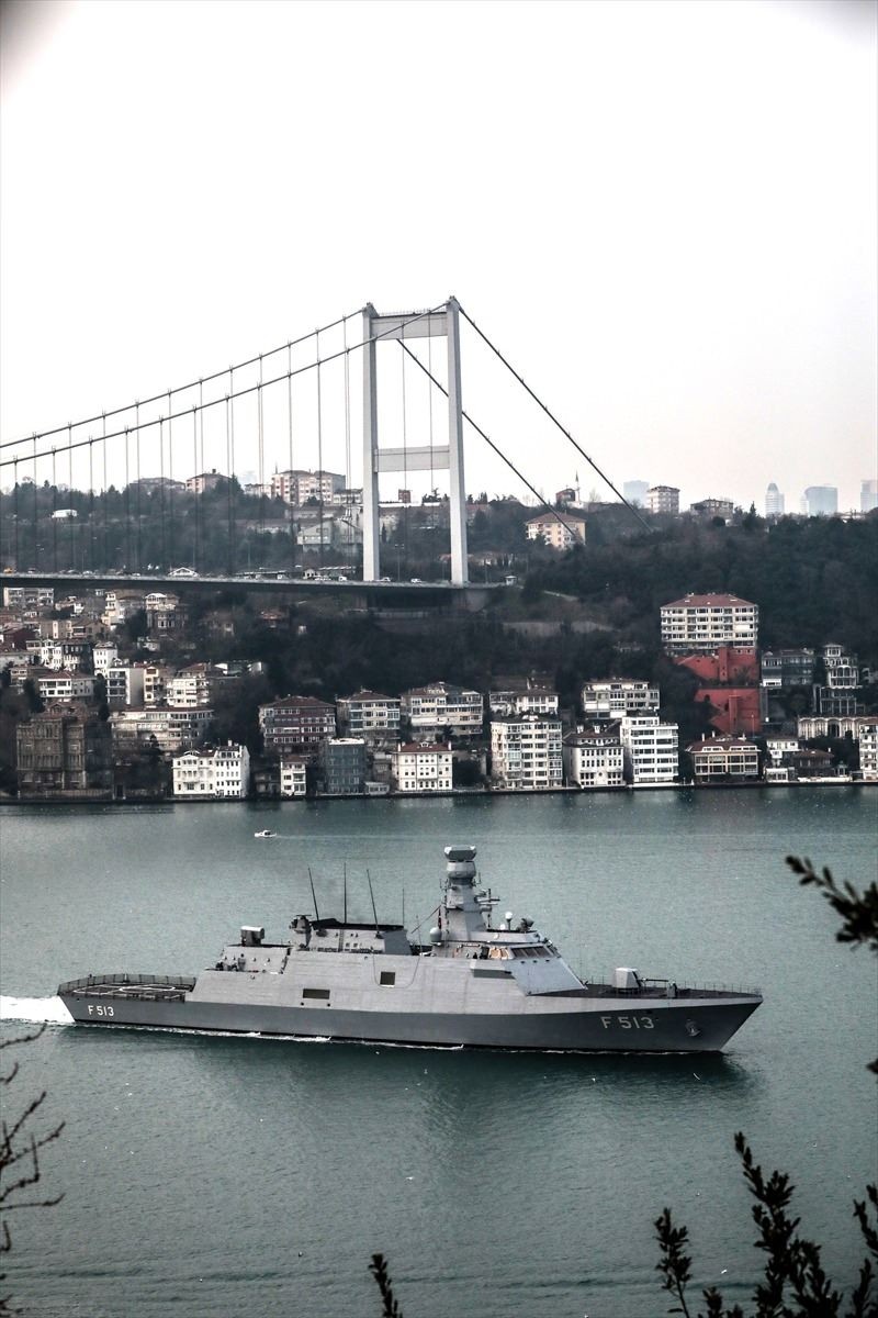 Türk savaş gemileri İstanbul Boğazı'ndan geçti