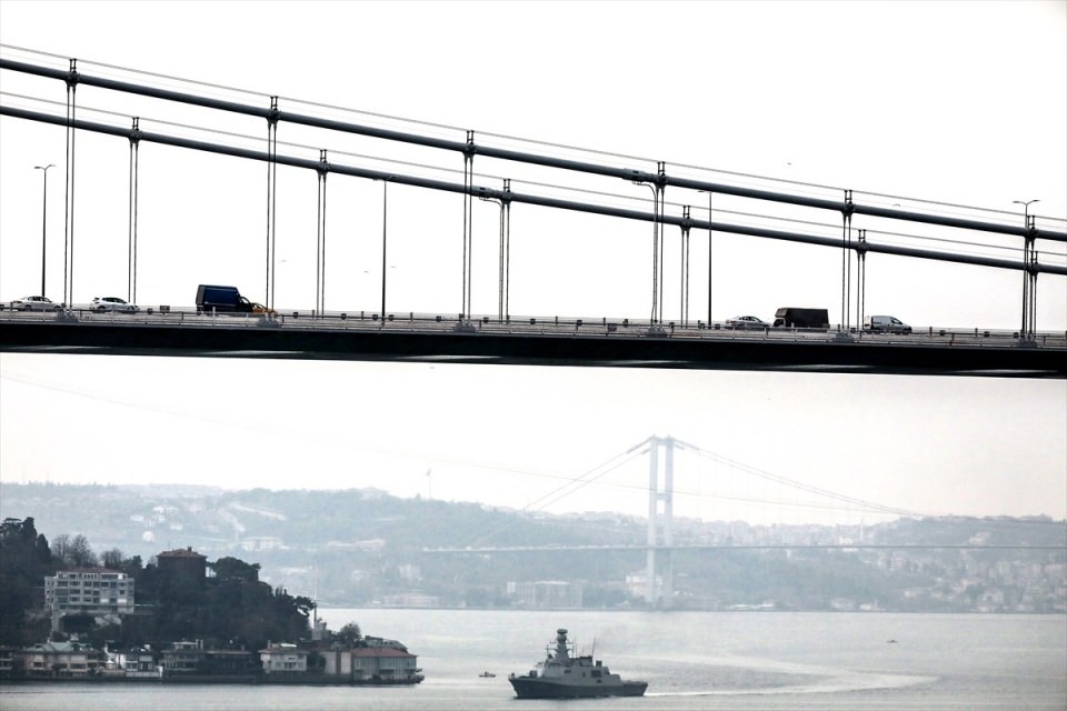 Türk savaş gemileri İstanbul Boğazı'ndan geçti