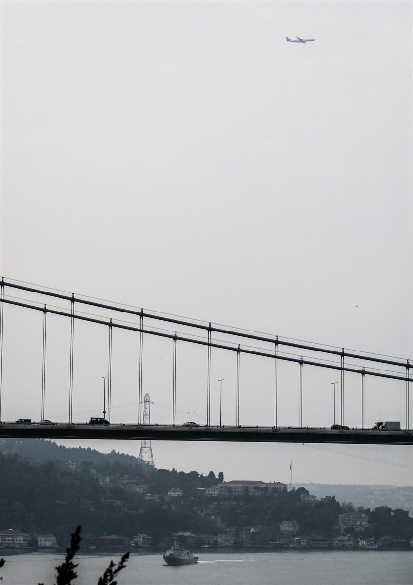 Türk savaş gemileri İstanbul Boğazı'ndan geçti