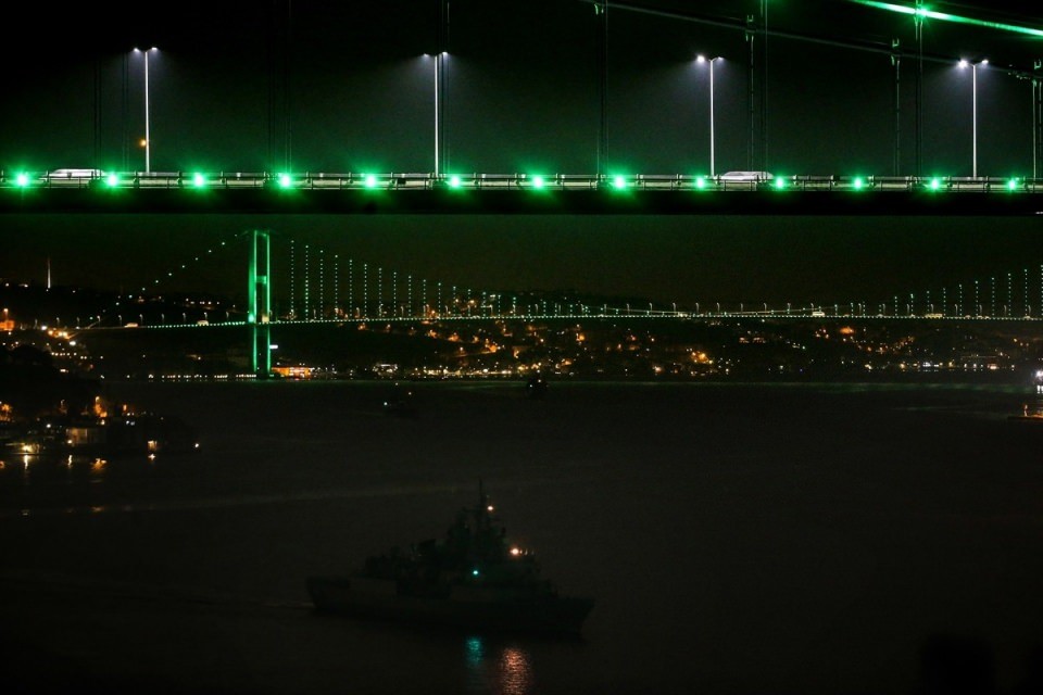 Türk savaş gemileri İstanbul Boğazı'ndan geçti