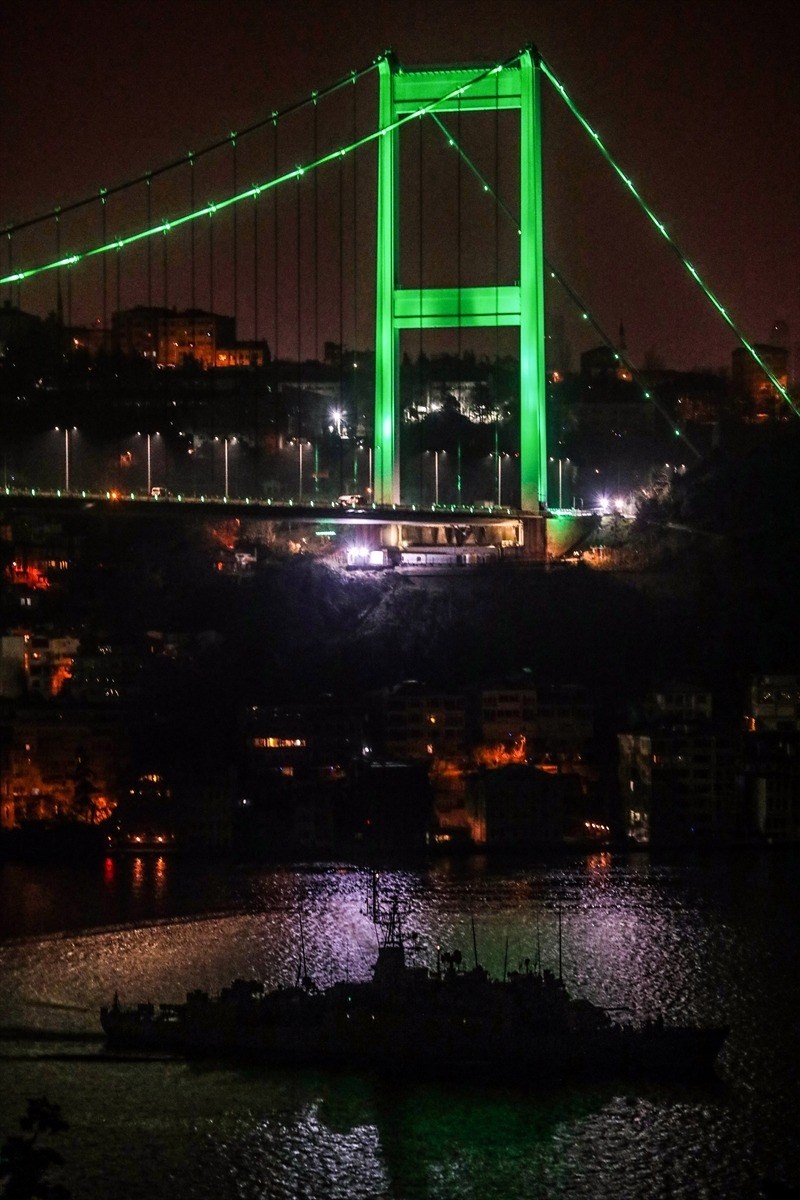 Türk savaş gemileri İstanbul Boğazı'ndan geçti