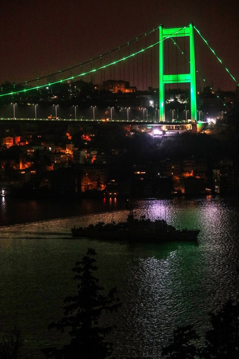 Türk savaş gemileri İstanbul Boğazı'ndan geçti