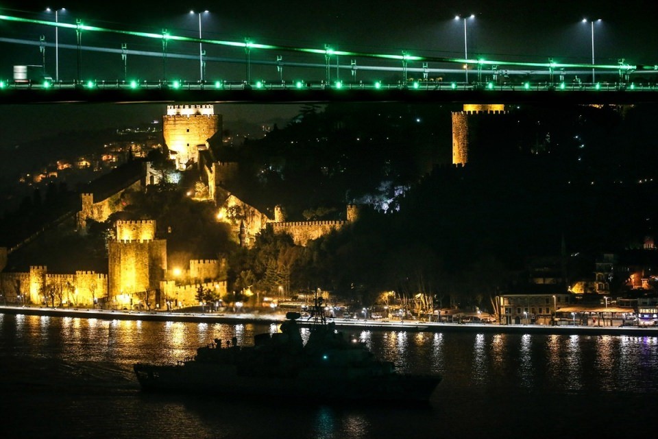 Türk savaş gemileri İstanbul Boğazı'ndan geçti