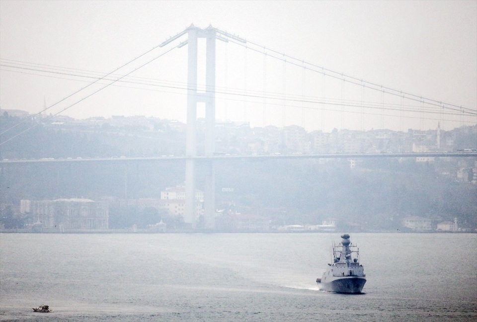 Türk savaş gemileri İstanbul Boğazı'ndan geçti