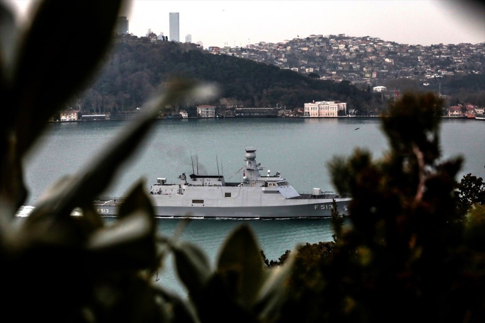 Türk savaş gemileri İstanbul Boğazı'ndan geçti