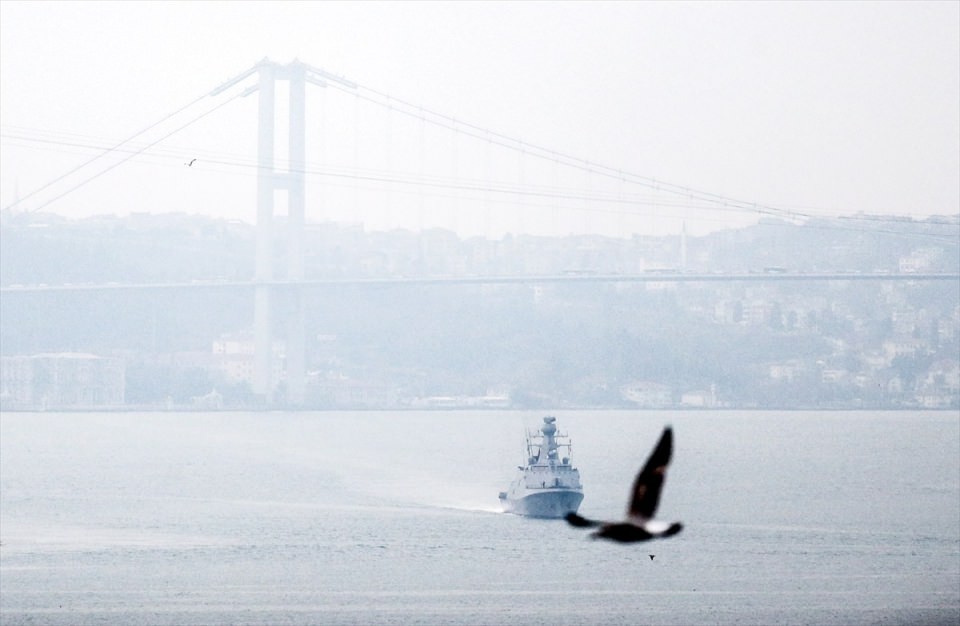 Türk savaş gemileri İstanbul Boğazı'ndan geçti