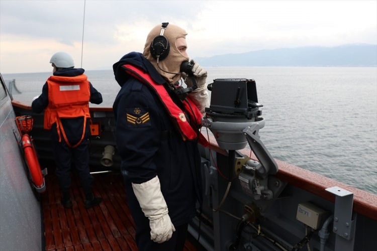 Türk savaş gemileri İstanbul Boğazı'ndan geçti