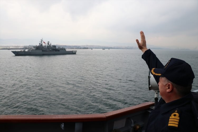 Türk savaş gemileri İstanbul Boğazı'ndan geçti