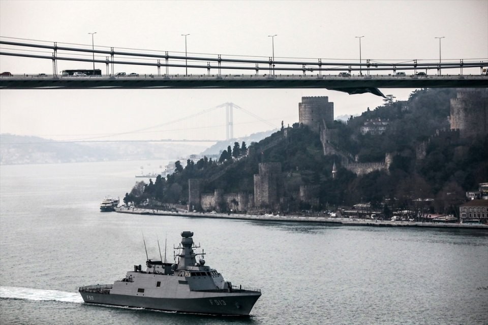 Türk savaş gemileri İstanbul Boğazı'ndan geçti