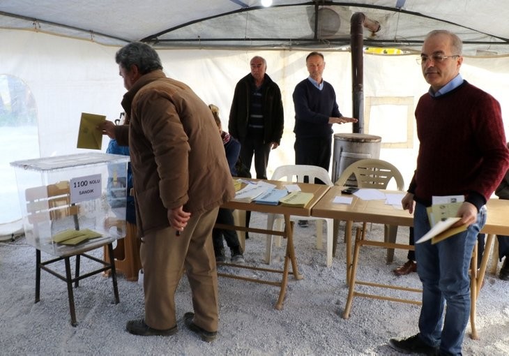 Depremzedeler çadırda oy kullanıyor