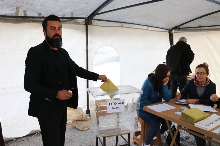 Depremzedeler çadırda oy kullanıyor