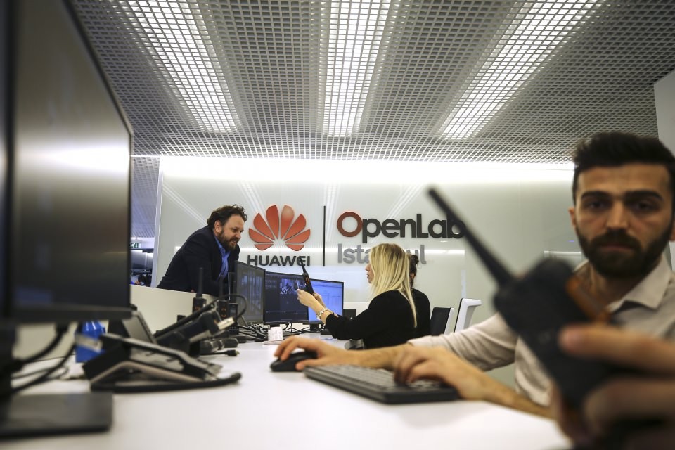 Huawei Türk mühendisler sırtladı