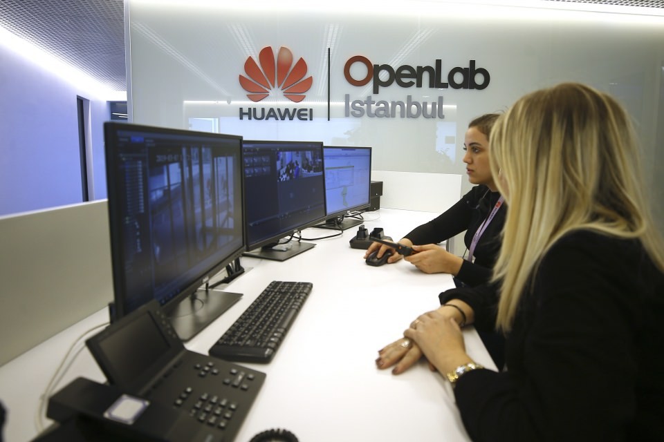 Huawei Türk mühendisler sırtladı