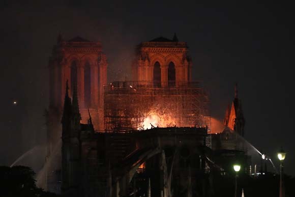 Dünya şokta! Tarihi Notre Dame Katedrali kül oldu