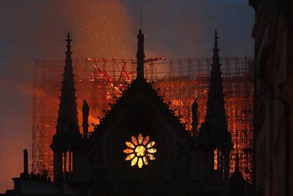 Dünya şokta! Tarihi Notre Dame Katedrali kül oldu