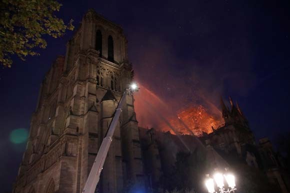 Dünya şokta! Tarihi Notre Dame Katedrali kül oldu