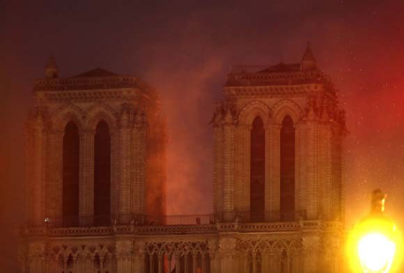 Dünya şokta! Tarihi Notre Dame Katedrali kül oldu