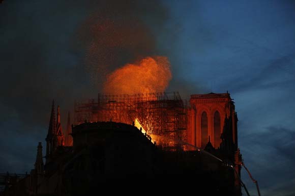 Dünya şokta! Tarihi Notre Dame Katedrali kül oldu