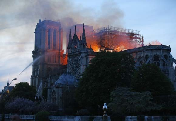 Dünya şokta! Tarihi Notre Dame Katedrali kül oldu