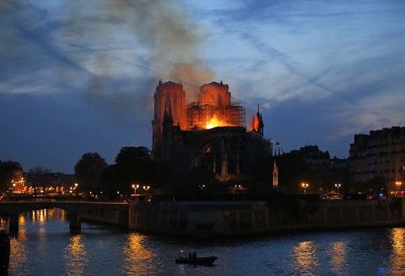 Dünya şokta! Tarihi Notre Dame Katedrali kül oldu