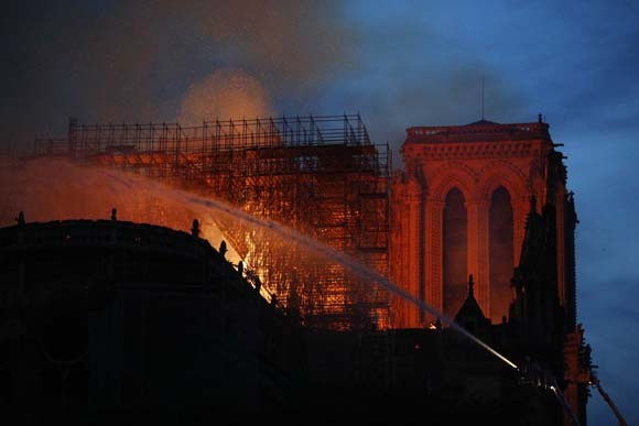 Dünya şokta! Tarihi Notre Dame Katedrali kül oldu