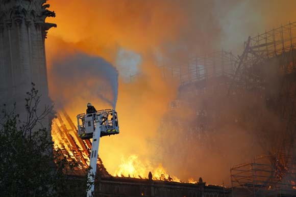 Dünya şokta! Tarihi Notre Dame Katedrali kül oldu