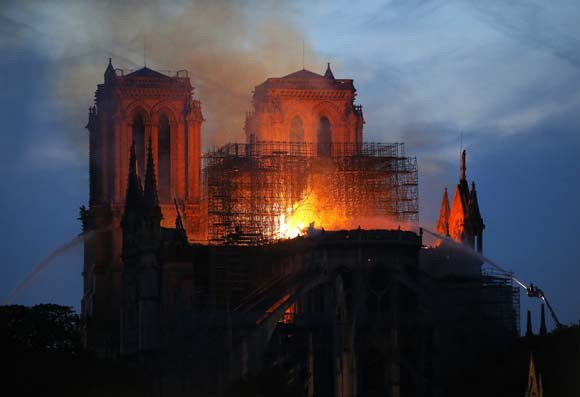 Dünya şokta! Tarihi Notre Dame Katedrali kül oldu