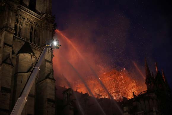 Dünya şokta! Tarihi Notre Dame Katedrali kül oldu