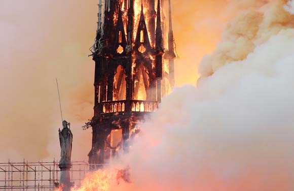 Dünya şokta! Tarihi Notre Dame Katedrali kül oldu