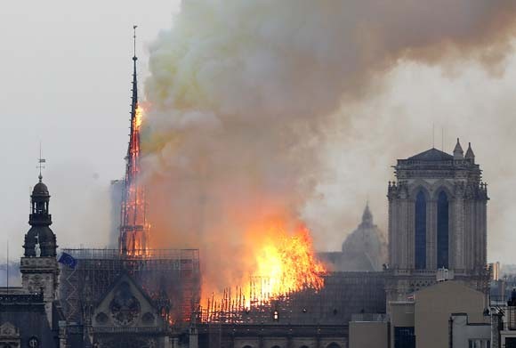 Dünya şokta! Tarihi Notre Dame Katedrali kül oldu