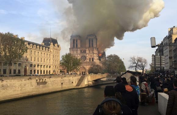 Dünya şokta! Tarihi Notre Dame Katedrali kül oldu