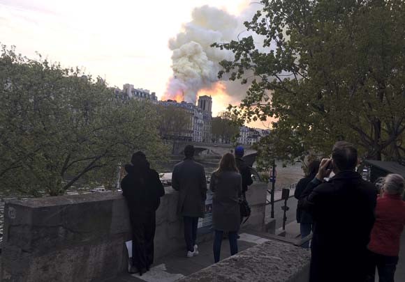 Dünya şokta! Tarihi Notre Dame Katedrali kül oldu