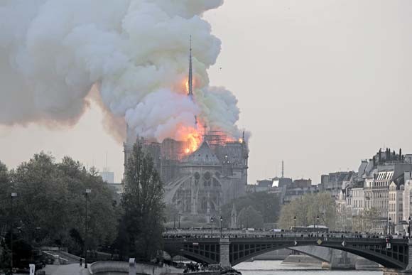 Dünya şokta! Tarihi Notre Dame Katedrali kül oldu