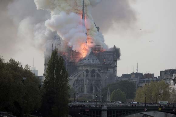 Dünya şokta! Tarihi Notre Dame Katedrali kül oldu